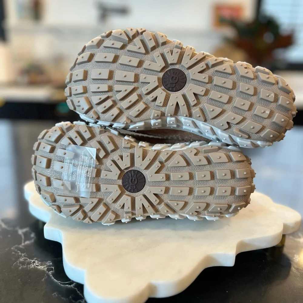 UGG *New With Tags* Venture Daze Mini Boot, Chestnut, Size 6 - Picture 7 of 8